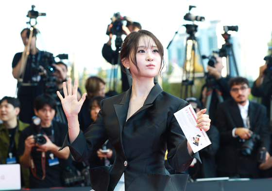 부산국제영화제 레드카펫 밟는 '트롯 쇼녀' 김다현