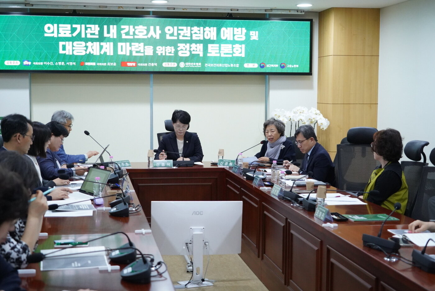 본문 이미지 - 대한간호협회 간호노동개혁위원회는 6일 국회에서 '의료기관 내 간호사 인권침해 예방과 근무환경 개선을 위한 정책토론회'를 열었다. 발언에 나선 신경림 간호협회 회장.(대한간호협회 제공)