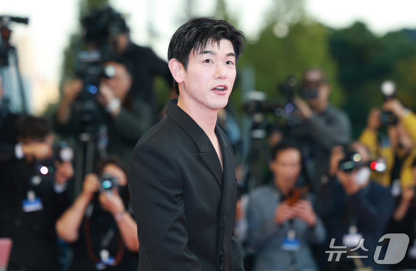 (부산=뉴스1) 권현진 기자 = 가수 겸 배우 에릭남이 6일 오후 부산 해운대구 영화의전당에서 열린 ‘제31회 부산국제영화제’(BIFF) 개막식에 참석해 레드카펫을 밟고 있다. 2 …