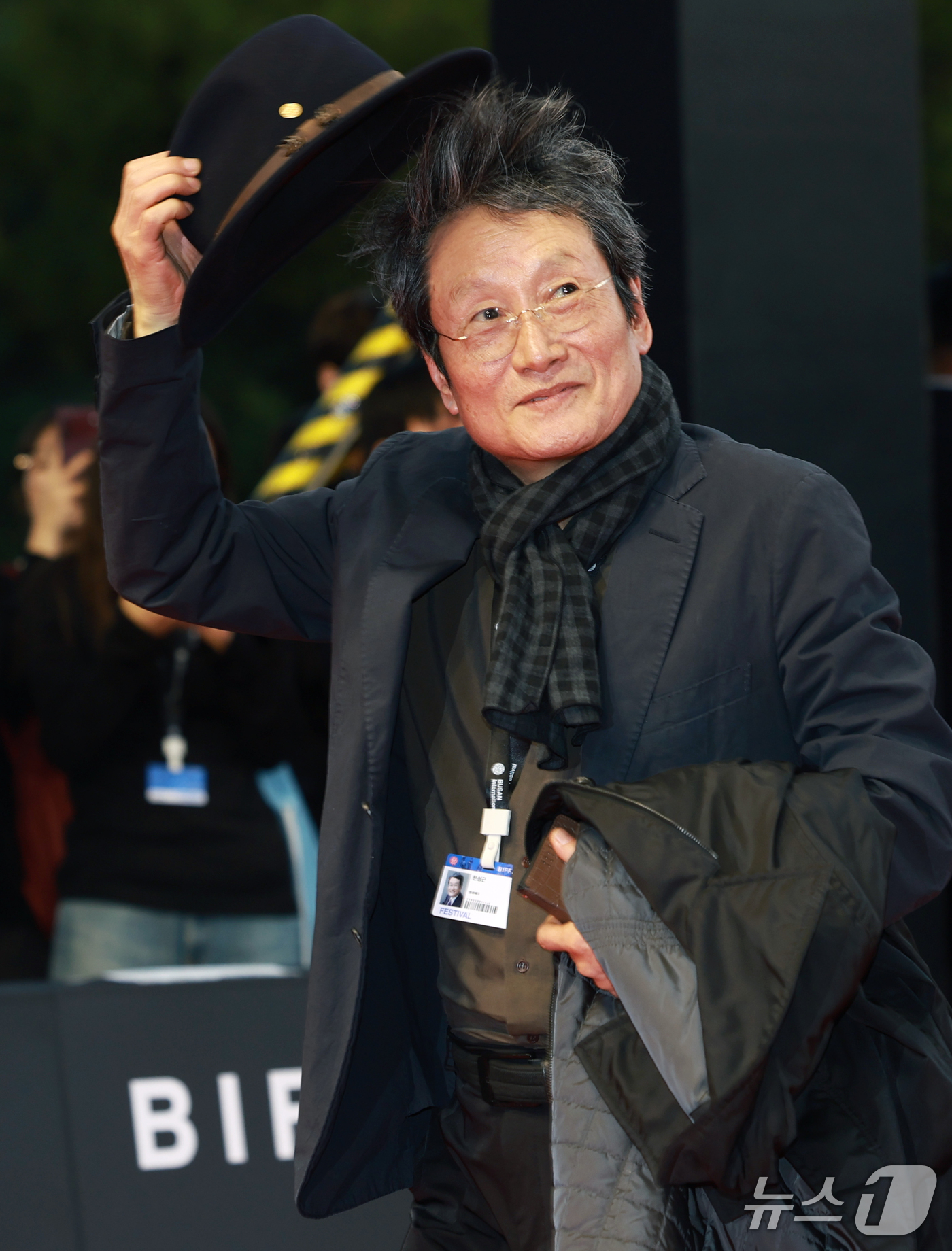 (부산=뉴스1) 권현진 기자 = 배우 문성근이 6일 오후 부산 해운대구 영화의전당에서 열린 ‘제31회 부산국제영화제’(BIFF) 개막식에 참석해 레드카펫을 밟고 있다. 2026.1 …