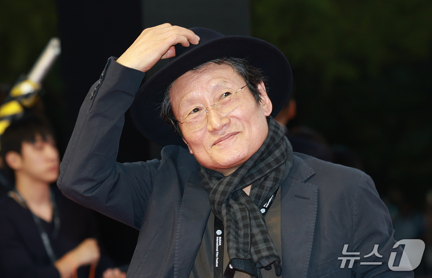 (부산=뉴스1) 권현진 기자 = 배우 문성근이 6일 오후 부산 해운대구 영화의전당에서 열린 ‘제31회 부산국제영화제’(BIFF) 개막식에 참석해 레드카펫을 밟고 있다. 2026.1 …