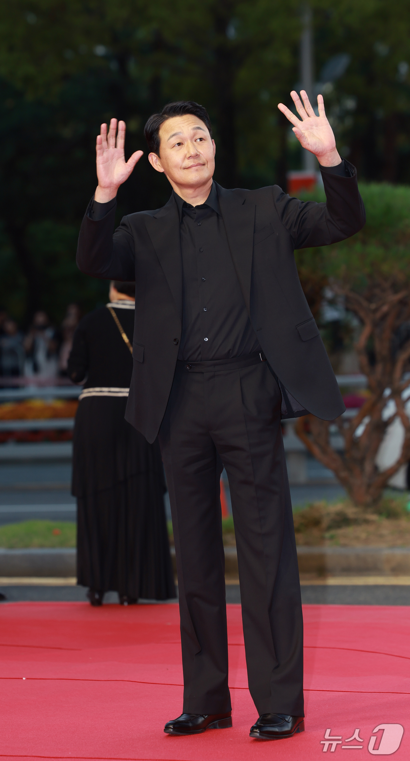(부산=뉴스1) 권현진 기자 = 배우 박성웅이 6일 오후 부산 해운대구 영화의전당에서 열린 ‘제31회 부산국제영화제’(BIFF) 개막식에 참석해 레드카펫을 밟고 있다. 2026.1 …