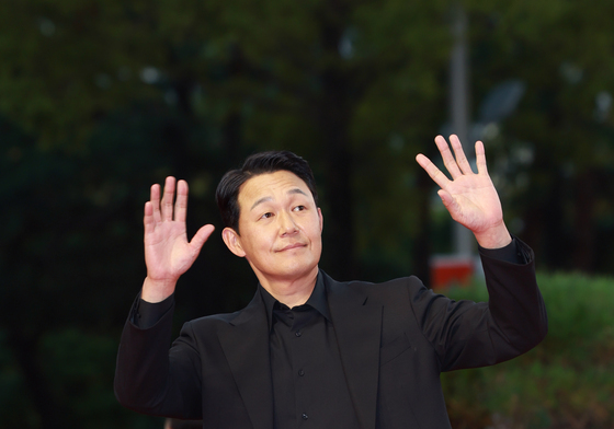 손 인사하는 박성웅
