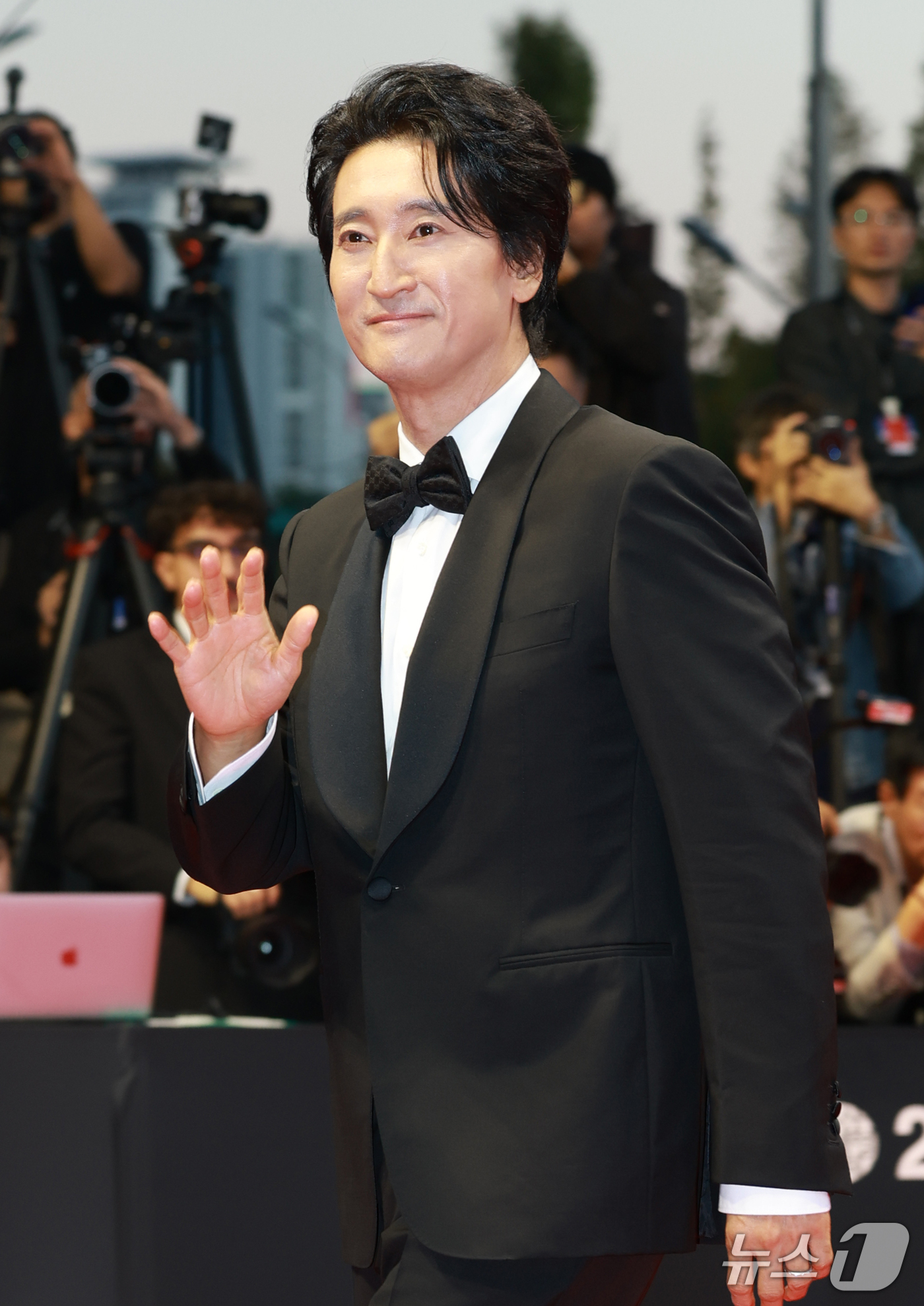 (부산=뉴스1) 권현진 기자 = 배우 신현준이 6일 오후 부산 해운대구 영화의전당에서 열린 ‘제31회 부산국제영화제’(BIFF) 개막식에 참석해 레드카펫을 밟고 있다. 2026.1 …