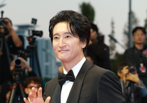 부산영화제 레드카펫 밟는 신현준