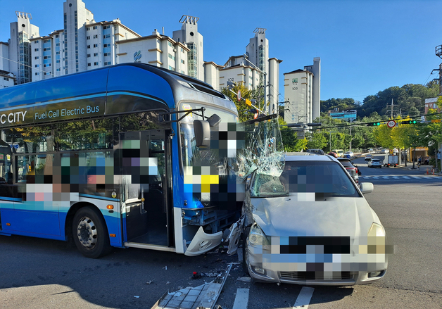 창원 의창사거리서 시내버스·카니발 차량 충돌…승객 6명 중경상