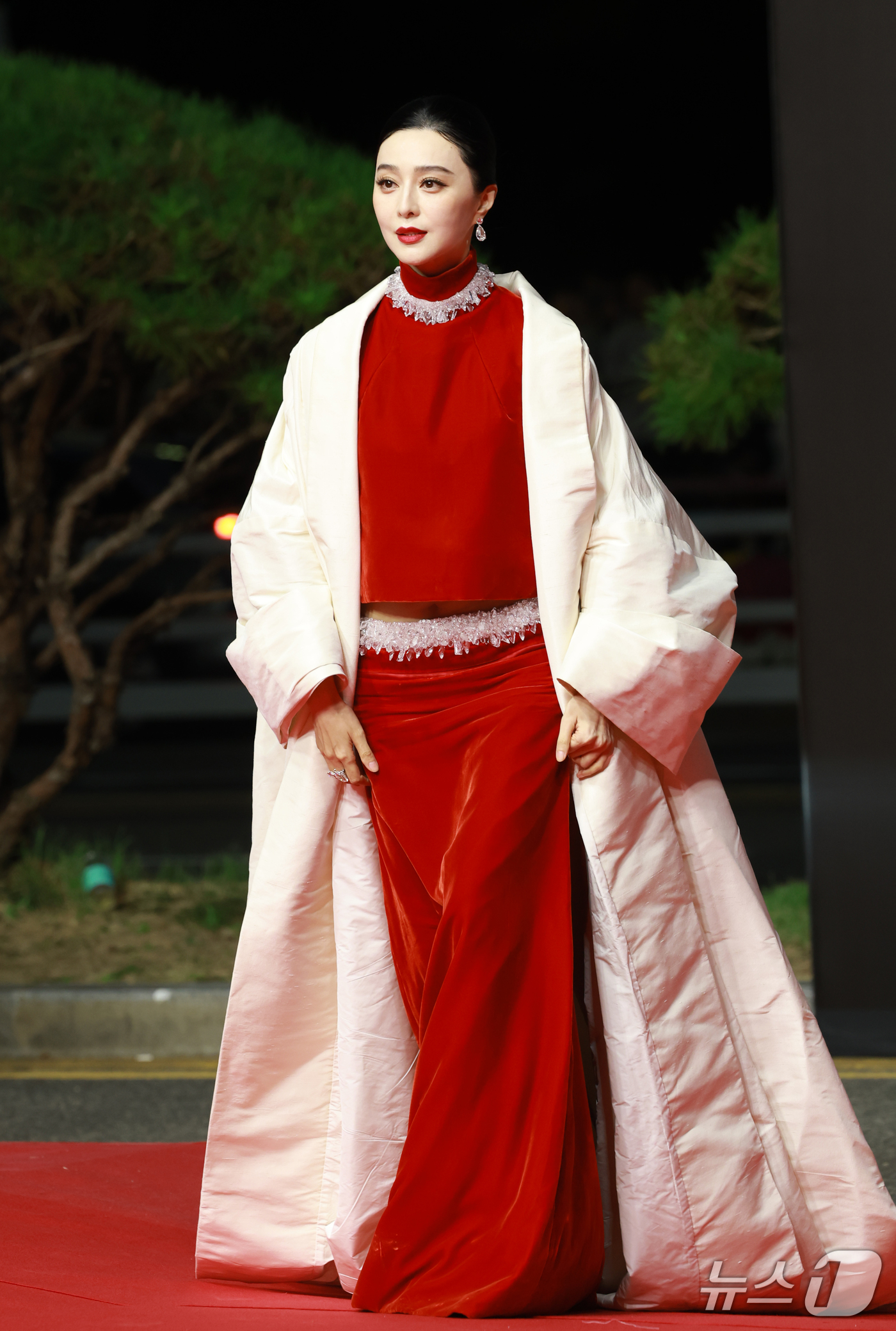 (부산=뉴스1) 권현진 기자 = 배우 판빙빙이 6일 오후 부산 해운대구 영화의전당에서 열린 ‘제31회 부산국제영화제’(BIFF) 개막식에 참석해 레드카펫을 밟고 있다. 2026.1 …