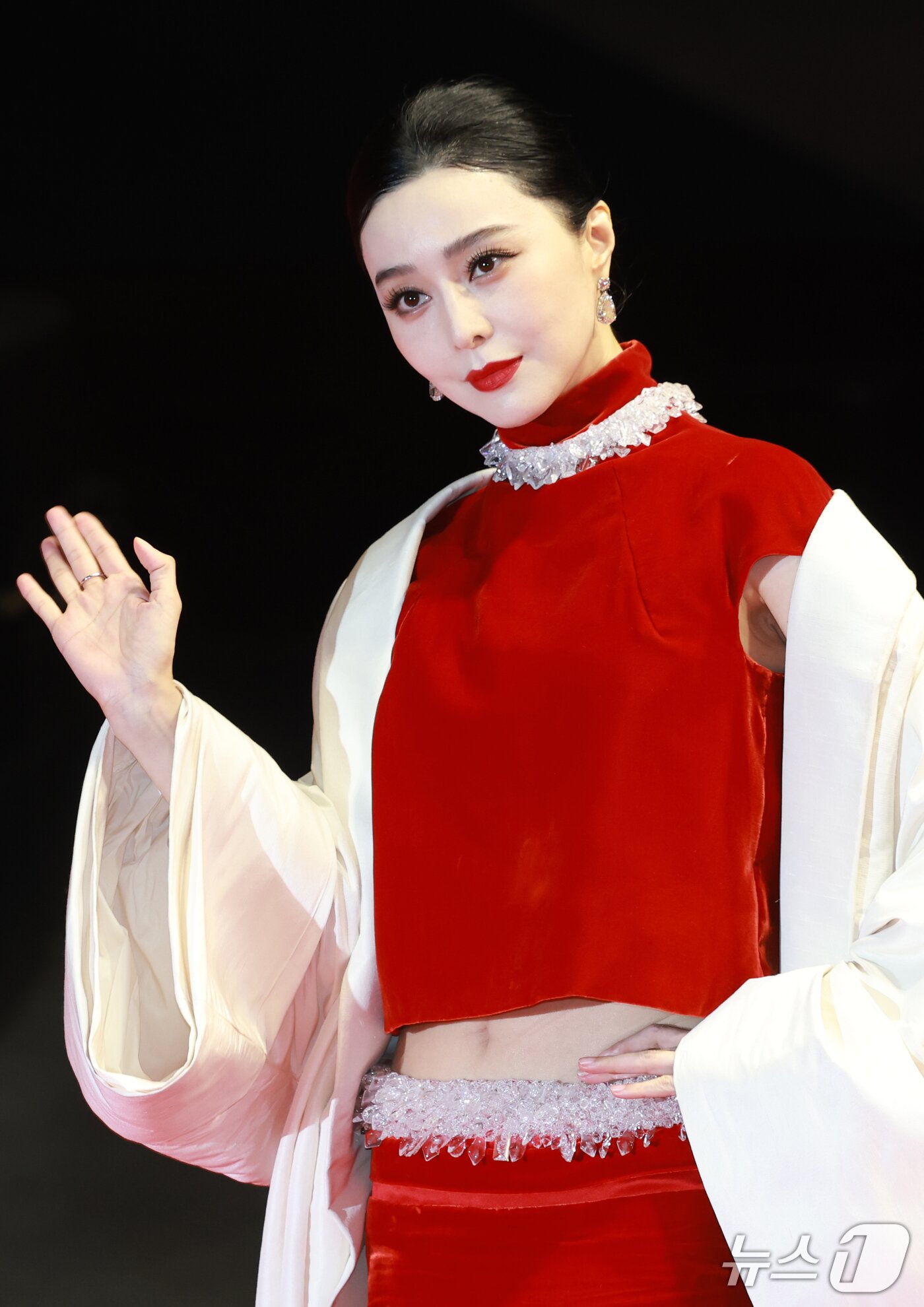 본문 이미지 - 배우 판빙빙이 6일 오후 부산 해운대구 영화의전당에서 열린 ‘제31회 부산국제영화제’(BIFF) 개막식에 참석해 레드카펫을 밟고 있다. 2026.10.6 ⓒ 뉴스1 권현진 기자