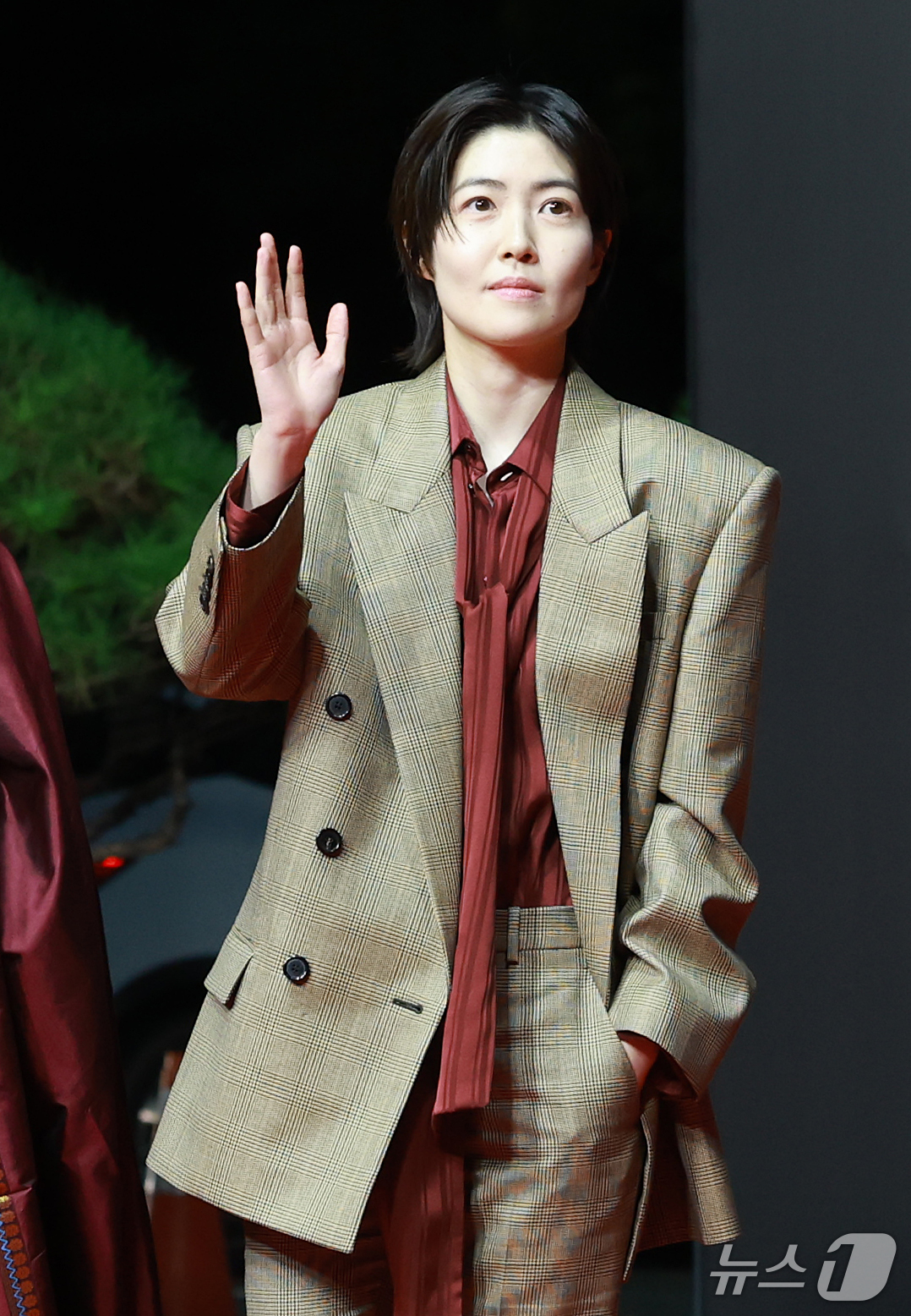 (부산=뉴스1) 권현진 기자 = 배우 심은경이 6일 오후 부산 해운대구 영화의전당에서 열린 ‘제31회 부산국제영화제’(BIFF) 개막식에 참석해 레드카펫을 밟고 있다. 2026.1 …