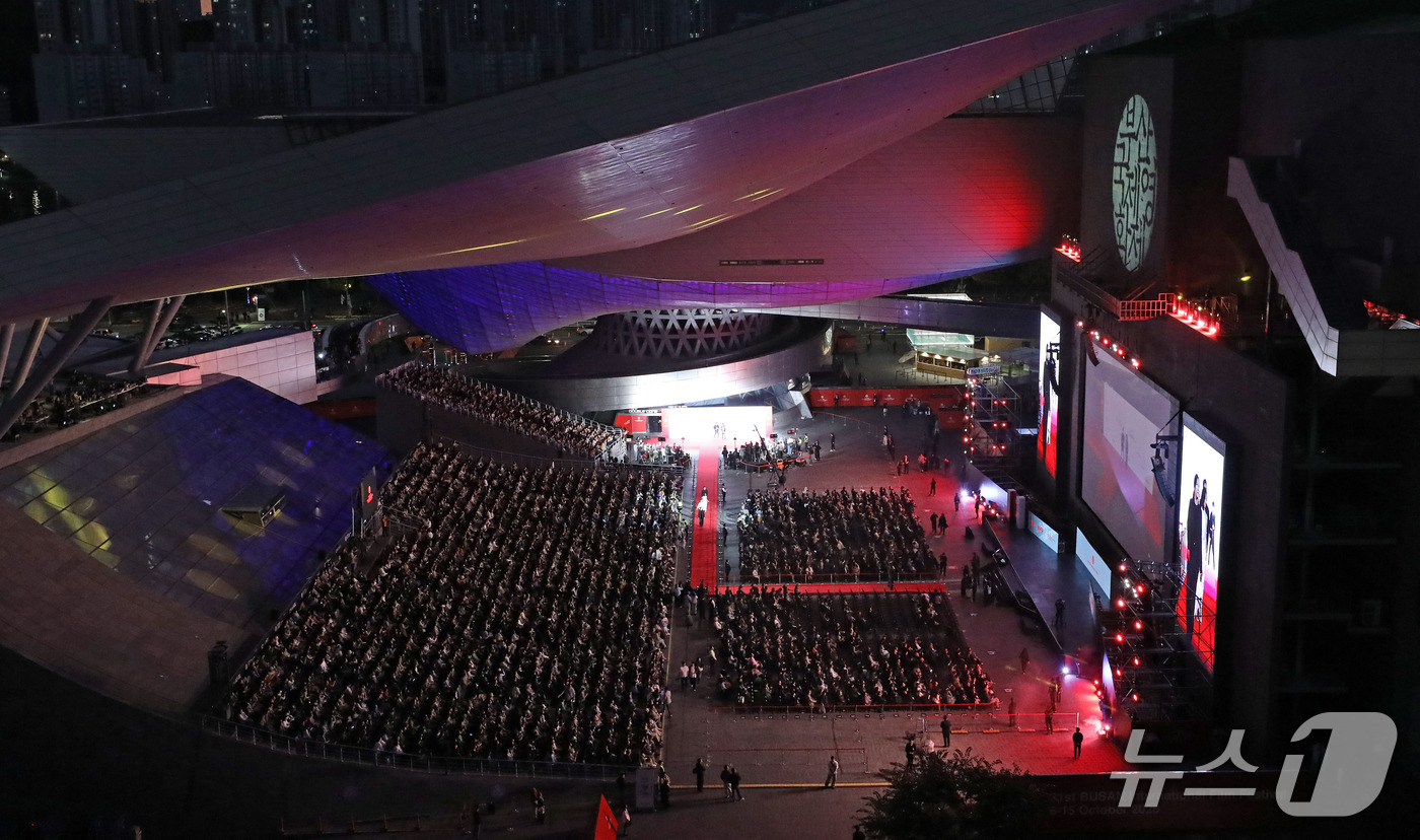 (부산=뉴스1) 윤일지 기자 = 6일 오후 부산 해운대구 영화의전당에서 열린 제31회 부산국제영화제(BIFF) 개막식에서 배우들이 레드카펫을 밟으며 입장하고 있다.이날 개막식을 시 …