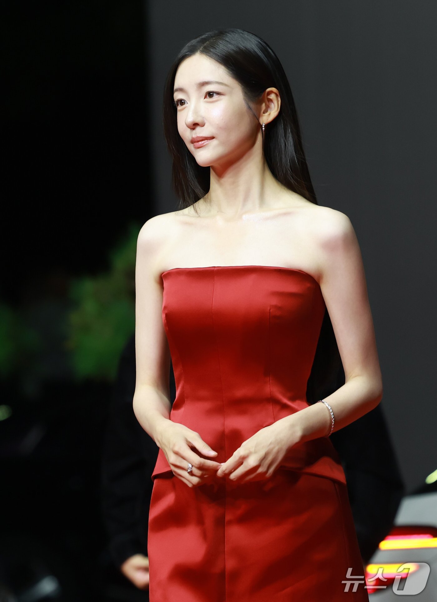 본문 이미지 - 배우 박지현이 6일 오후 부산 해운대구 영화의전당에서 열린 ‘제31회 부산국제영화제’(BIFF) 개막식에 참석해 레드카펫을 밟고 있다. 2026.10.6 ⓒ 뉴스1 권현진 기자