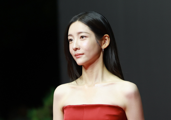 박지현, 부산영화제에 핀 한 송이 붉은 장미