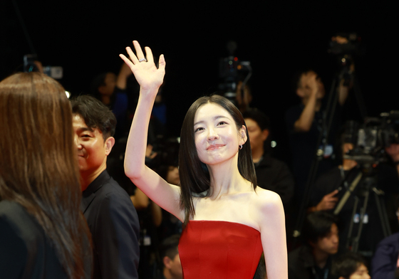 부산영화제 레드카펫 밟는 박지현