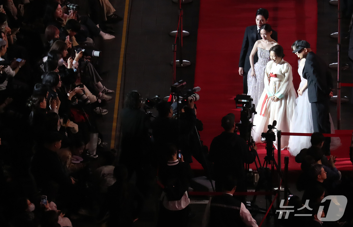 (부산=뉴스1) 윤일지 기자 = 6일 오후 부산 해운대구 영화의전당에서 열린 제31회 부산국제영화제(BIFF) 개막식에서 '여전히 찬란하게'의 송일곤 감독과 배우 김혜자, 박서경, …