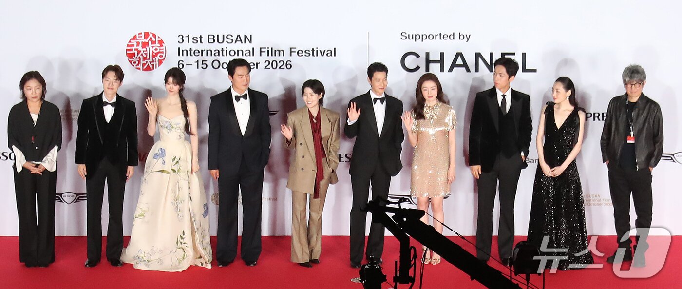본문 이미지 - 6일 오후 부산 해운대구 영화의전당에서 열린 제31회 부산국제영화제(BIFF) 개막식에서 개막작 '낮과 밤의 서로에게'의 김종관 감독, 배우 심은경, 이희준, 주종혁, 한선화, 장률이 포토월 앞에서 인사하고 있다.  2026.10.6 ⓒ 뉴스1 윤일지 기자