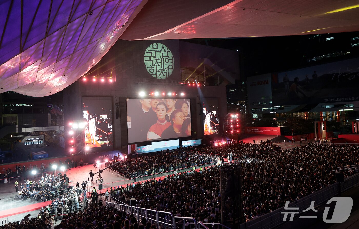 본문 이미지 - 6일 오후 부산 해운대구 영화의전당에서 ‘제31회 부산국제영화제’(BIFF) 개막식이 화려하게 열리고 있다. 2026.10.6 ⓒ 뉴스1 권현진 기자