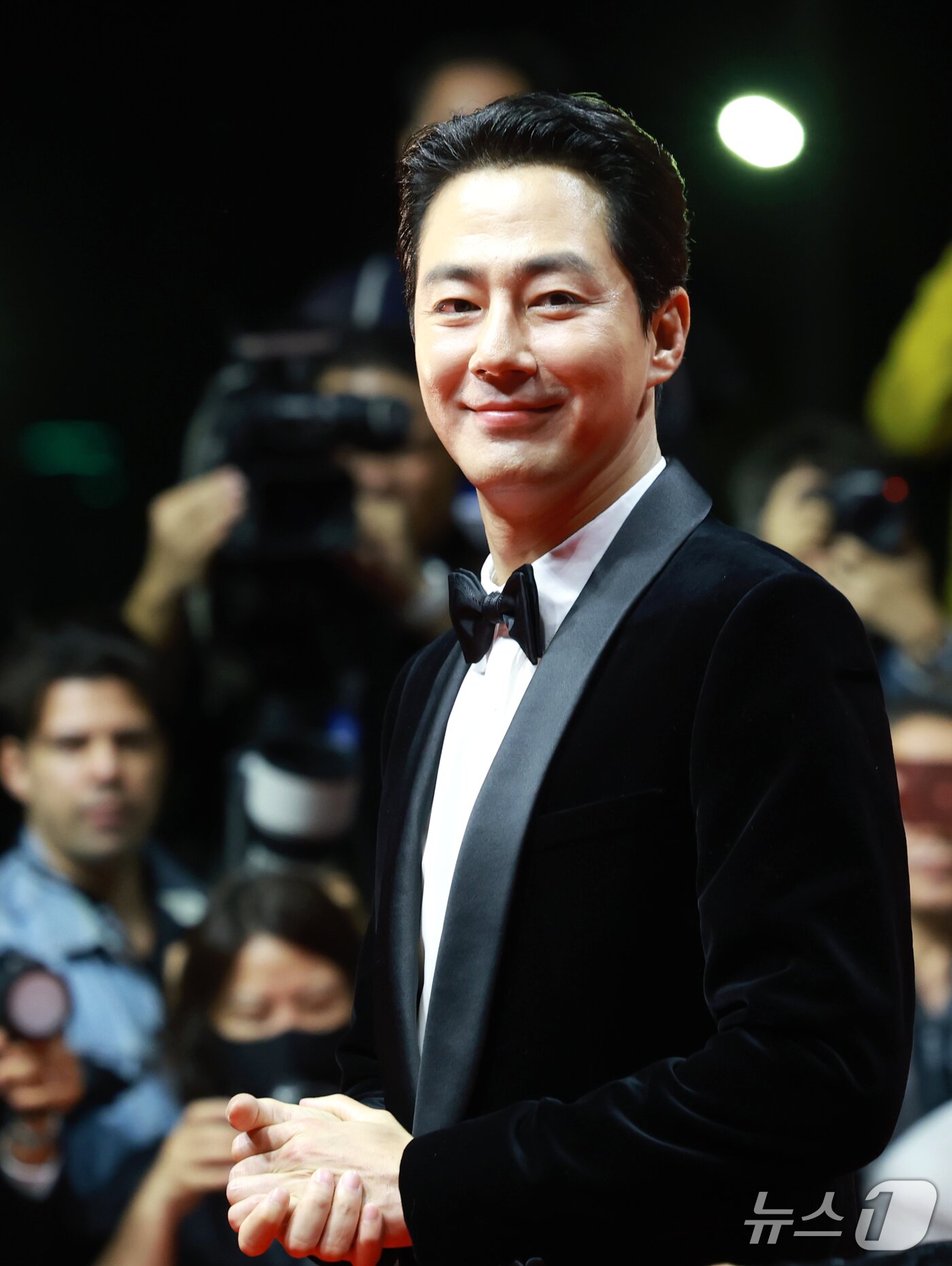 본문 이미지 - 배우 조인성이 6오후 부산 해운대구 영화의전당에서 열린 ‘제31회 부산국제영화제’(BIFF) 개막식에 참석해 레드카펫을 밟고 있다. 2026.10.6 ⓒ 뉴스1 권현진 기자