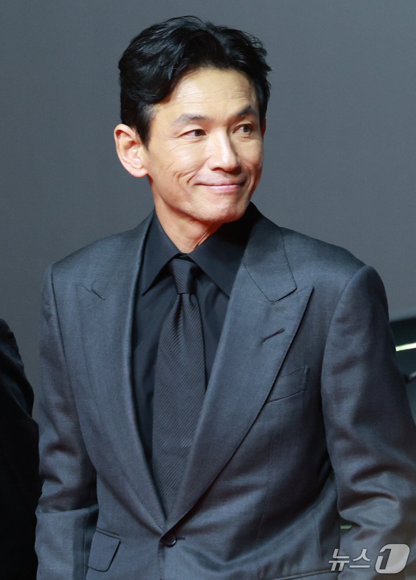 본문 이미지 - 배우 황정민이 6오후 부산 해운대구 영화의전당에서 열린 ‘제31회 부산국제영화제’(BIFF) 개막식에 참석해 레드카펫을 밟고 있다. 2026.10.6 ⓒ 뉴스1 권현진 기자