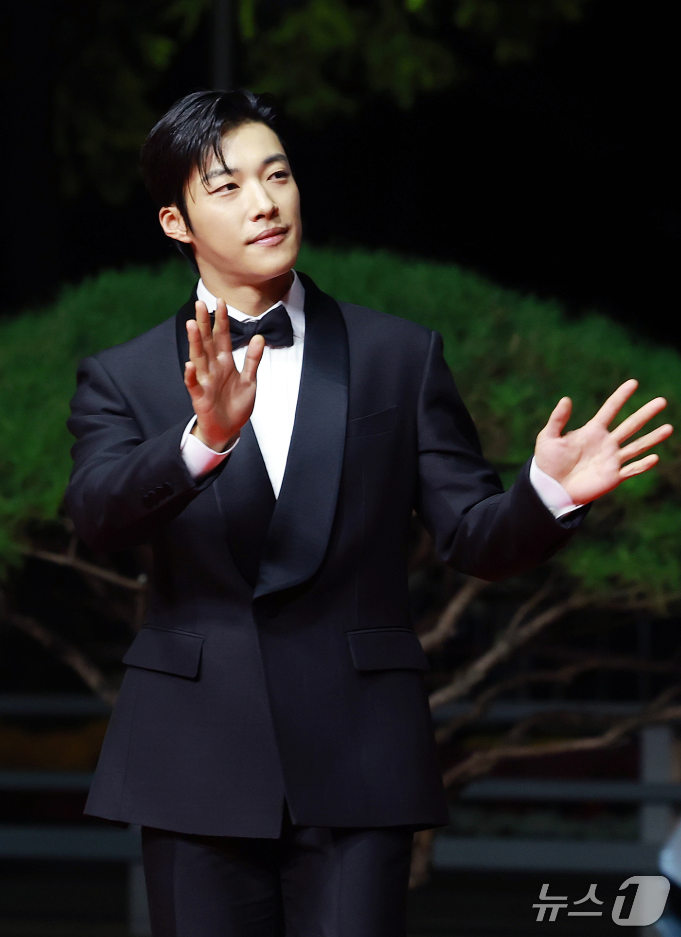 (부산=뉴스1) 권현진 기자 = 배우 우도환이 6일 오후 부산 해운대구 영화의전당에서 열린 ‘제31회 부산국제영화제’(BIFF) 개막식에 참석해 레드카펫을 밟고 있다. 2026.1 …