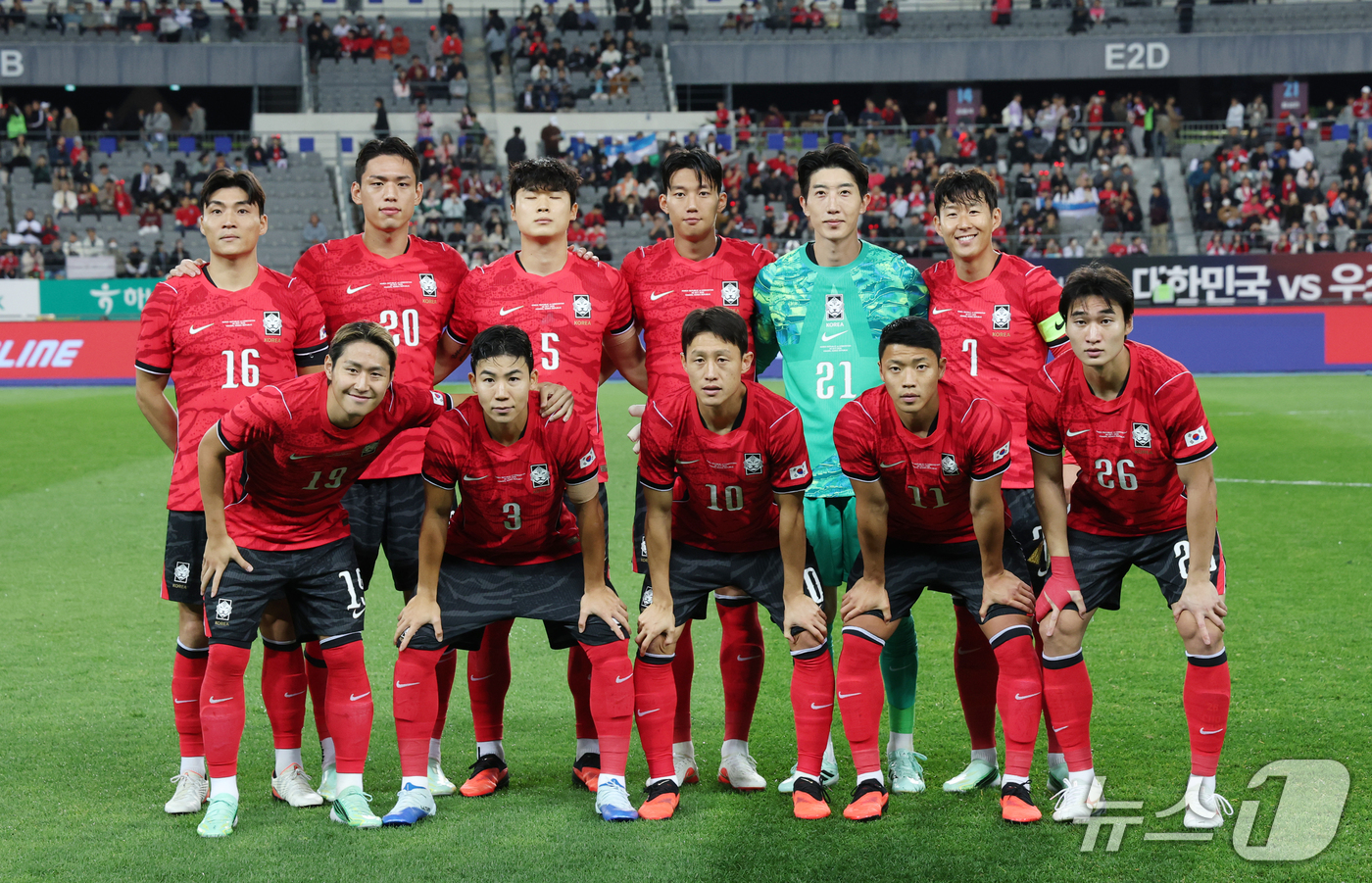(용인=뉴스1) 김영운 기자 = 6일 경기 용인시 처인구 용인미르스타디움에서 열린 축구 국가대표 평가전 대한민국과 우즈베키스탄의 경기 전 대한민국 선수들이 기념촬영을 하고 있다. …