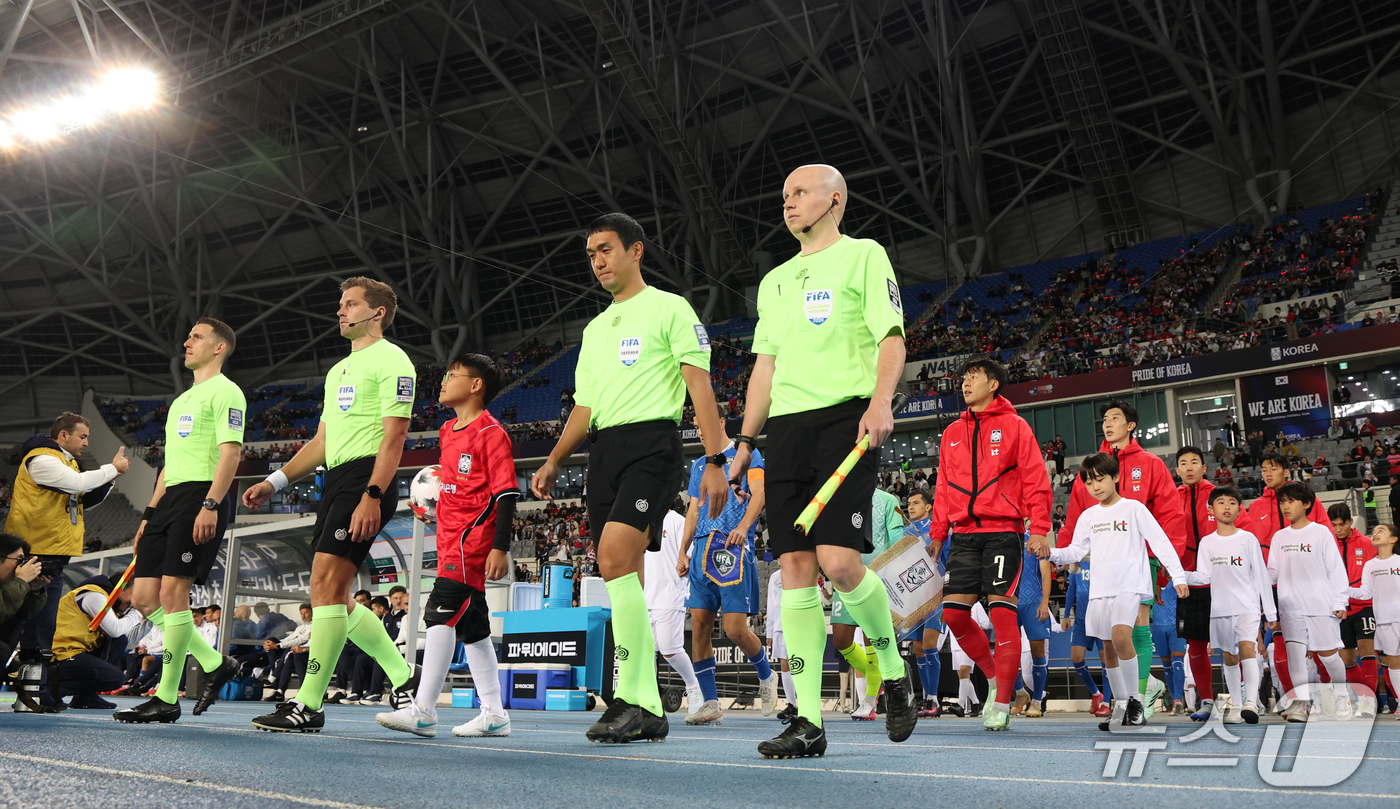 (용인=뉴스1) 김영운 기자 = 6일 경기 용인시 처인구 용인미르스타디움에서 열린 축구 국가대표 평가전 대한민국과 우즈베키스탄의 경기 전 양팀 선수들이 입장하고 있다. 2026.1 …