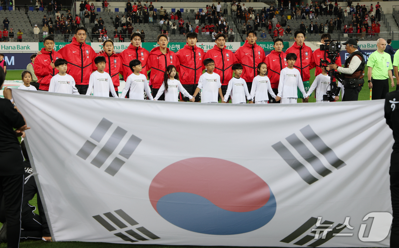 (용인=뉴스1) 김영운 기자 = 6일 경기 용인시 처인구 용인미르스타디움에서 열린 축구 국가대표 평가전 대한민국과 우즈베키스탄의 경기 전 대한민국 선수들이 애국가를 부르고 있다. …