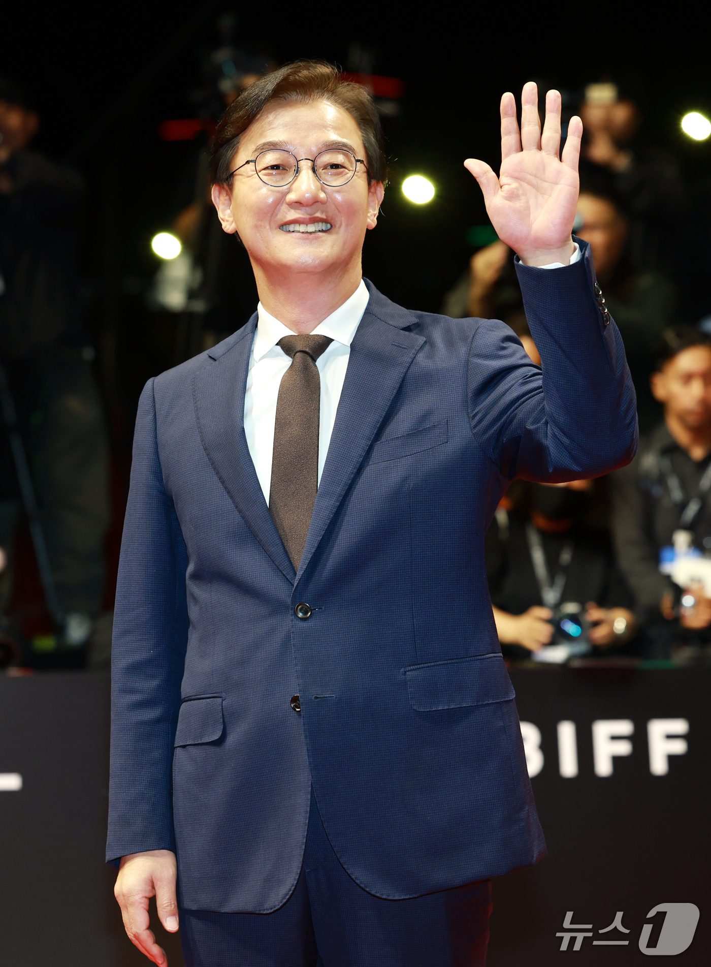 (부산=뉴스1) 권현진 기자 = 전재수 부산시장이 6일 오후 부산 해운대구 영화의전당에서 열린 ‘제31회 부산국제영화제’(BIFF) 개막식에 참석해 레드카펫을 밟고 있다. 2026 …