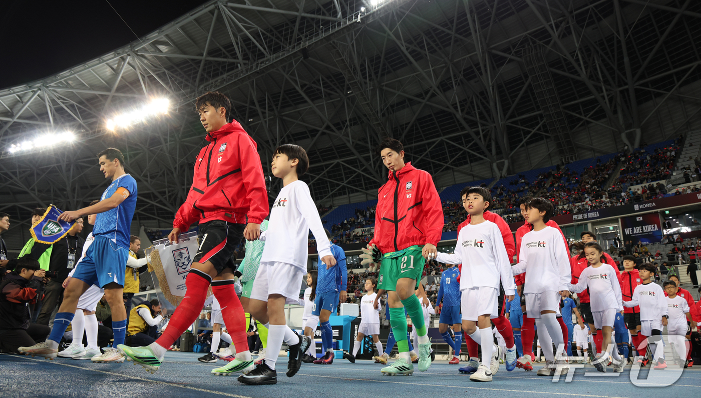 (용인=뉴스1) 김영운 기자 = 6일 경기 용인시 처인구 용인미르스타디움에서 열린 축구 국가대표 평가전 대한민국과 우즈베키스탄의 경기 전 양팀 선수들이 입장하고 있다. 2026.1 …