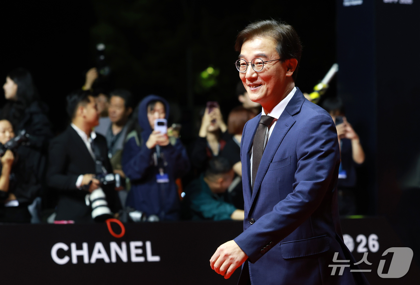 (부산=뉴스1) 권현진 기자 = 전재수 부산시장이 6일 오후 부산 해운대구 영화의전당에서 열린 ‘제31회 부산국제영화제’(BIFF) 개막식에 참석해 레드카펫을 밟고 있다. 2026 …