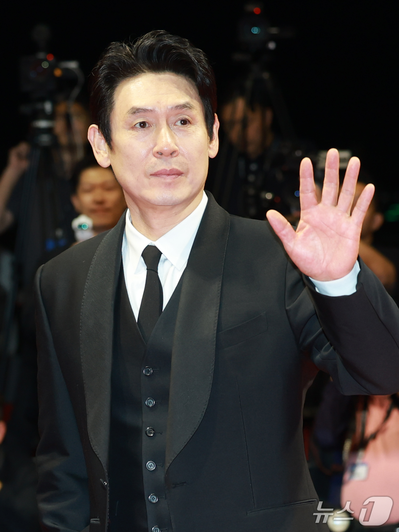 (부산=뉴스1) 권현진 기자 = 배우 설경구가 6일 오후 부산 해운대구 영화의전당에서 열린 ‘제31회 부산국제영화제’(BIFF) 개막식에 참석해 레드카펫을 밟고 있다. 2026.1 …