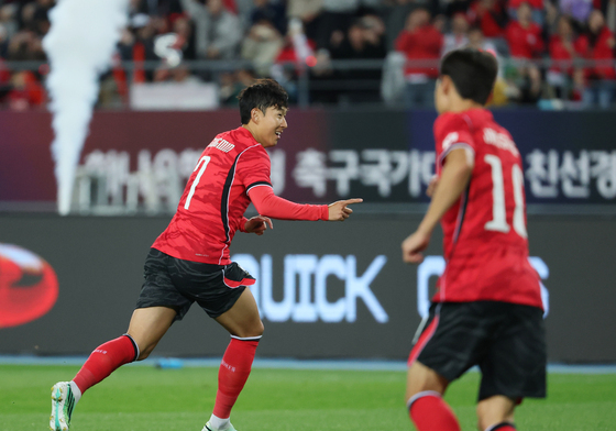 손흥민, 환상 프리킥으로 A매치 59호골…차범근 넘어 '최다 득점新'