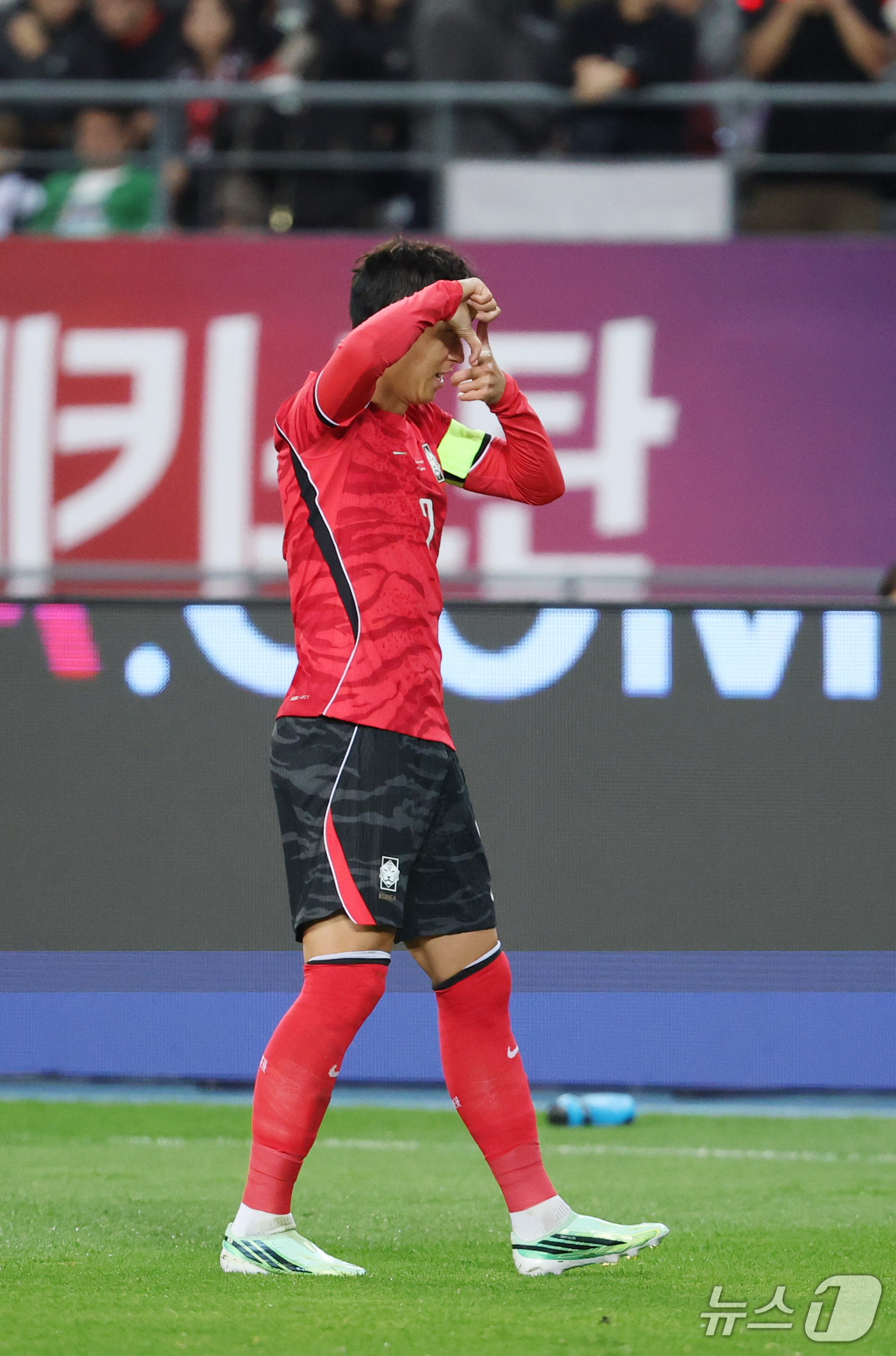 (용인=뉴스1) 김영운 기자 = 6일 경기 용인시 처인구 용인미르스타디움에서 열린 축구 국가대표 평가전 대한민국과 우즈베키스탄의 경기, 손흥민이 득점 후 기뻐하고 있다. 2026. …