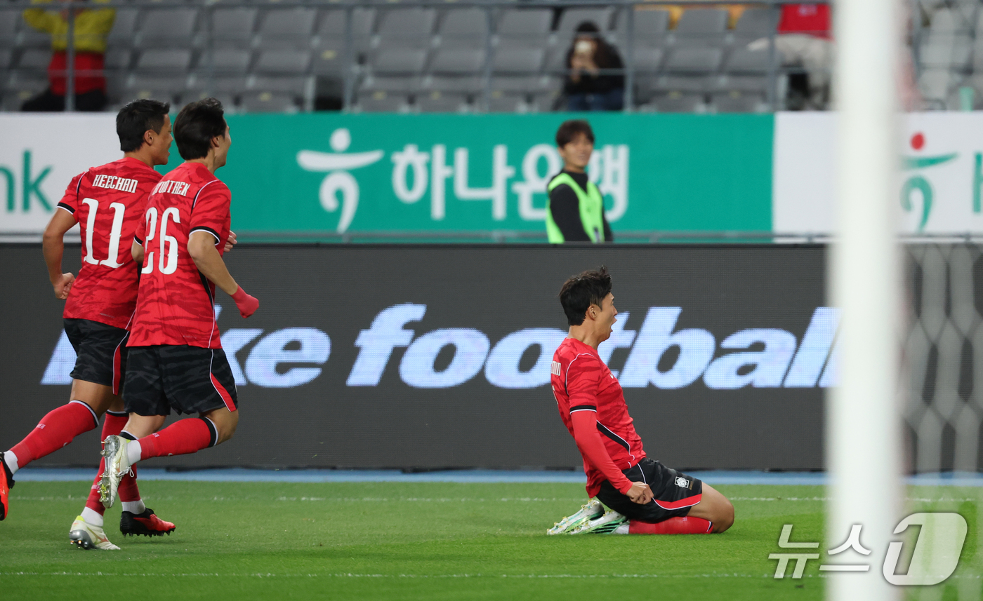 (용인=뉴스1) 김영운 기자 = 6일 경기 용인시 처인구 용인미르스타디움에서 열린 축구 국가대표 평가전 대한민국과 우즈베키스탄의 경기, 손흥민이 득점 후 기뻐하고 있다. 2026. …