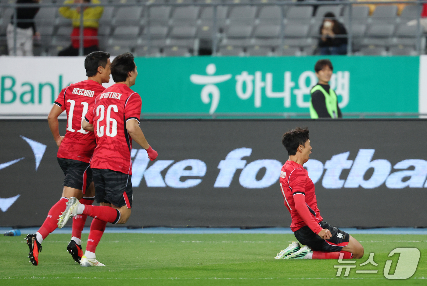 (용인=뉴스1) 김영운 기자 = 6일 경기 용인시 처인구 용인미르스타디움에서 열린 축구 국가대표 평가전 대한민국과 우즈베키스탄의 경기, 손흥민이 득점 후 기뻐하고 있다. 2026. …