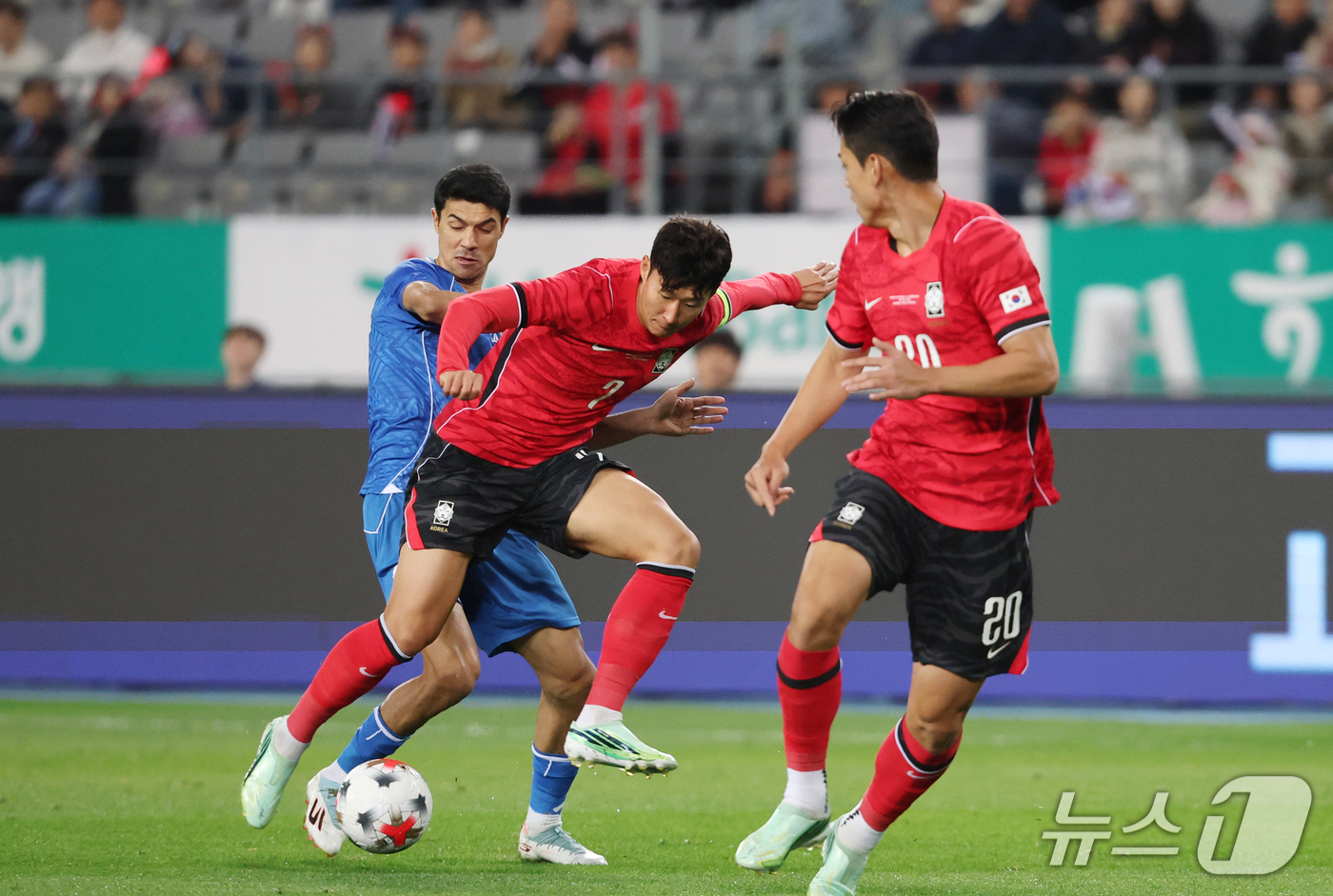 (용인=뉴스1) 김영운 기자 = 6일 경기 용인시 처인구 용인미르스타디움에서 열린 축구 국가대표 평가전 대한민국과 우즈베키스탄의 경기, 손흥민이 돌파하고 있다. 2026.10.6/ …