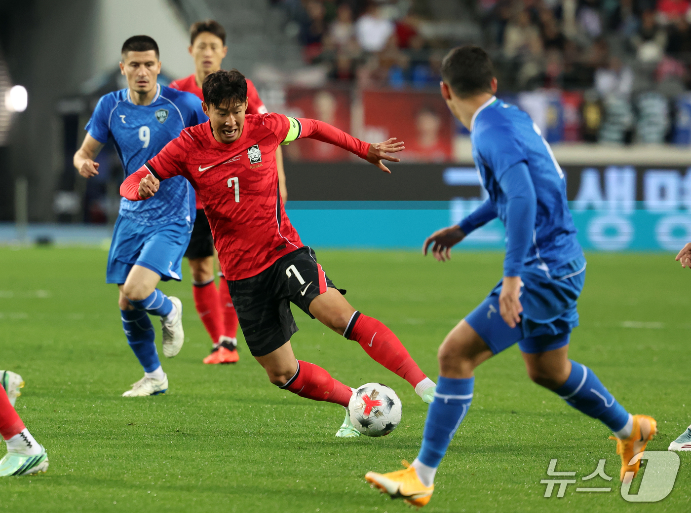 (용인=뉴스1) 김명섭 기자 = 6일 오후 경기도 용인시 미르스타디움에서 열린 하나은행 초청 축구국가대표팀 친선경기 한국과 우즈베키스탄의 경기에서 손흥민이 드리블을 하고 있다. 2 …