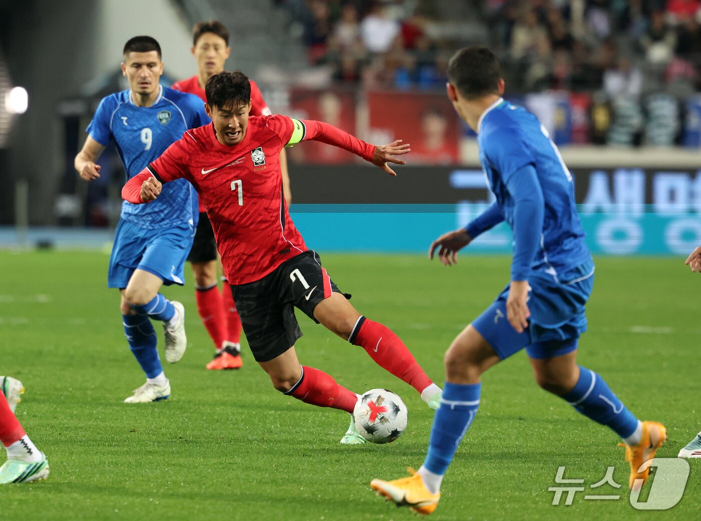 본문 이미지 - 6일 오후 경기도 용인시 미르스타디움에서 열린 하나은행 초청 축구국가대표팀 친선경기 한국과 우즈베키스탄의 경기에서 손흥민이 드리블을 하고 있다. 2026.10.6 ⓒ 뉴스1 김명섭 기자