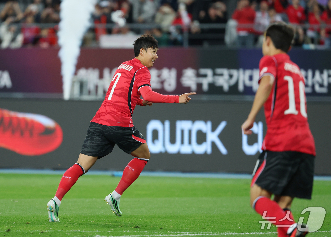 (용인=뉴스1) 김영운 기자 = 6일 경기 용인시 처인구 용인미르스타디움에서 열린 축구 국가대표 평가전 대한민국과 우즈베키스탄의 경기, 손흥민이 득점 후 기뻐하고 있다. 2026. …