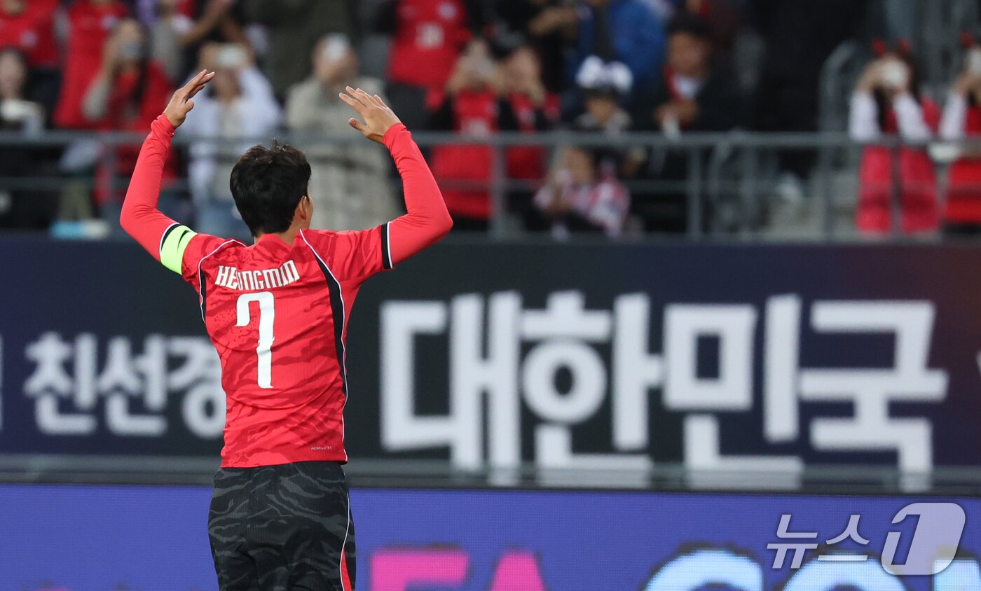 본문 이미지 - 6일 경기 용인시 처인구 용인미르스타디움에서 열린 축구 국가대표 평가전 대한민국과 우즈베키스탄의 경기, 손흥민이 득점 후 기뻐하고 있다. 2026.10.6 ⓒ 뉴스1 김영운 기자
