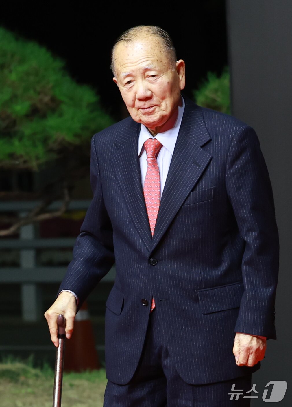 본문 이미지 - 김동호 위원장이 6오후 부산 해운대구 영화의전당에서 열린 ‘제31회 부산국제영화제’(BIFF) 개막식에 참석해 레드카펫을 밟고 있다. 2026.10.6 ⓒ 뉴스1 권현진 기자