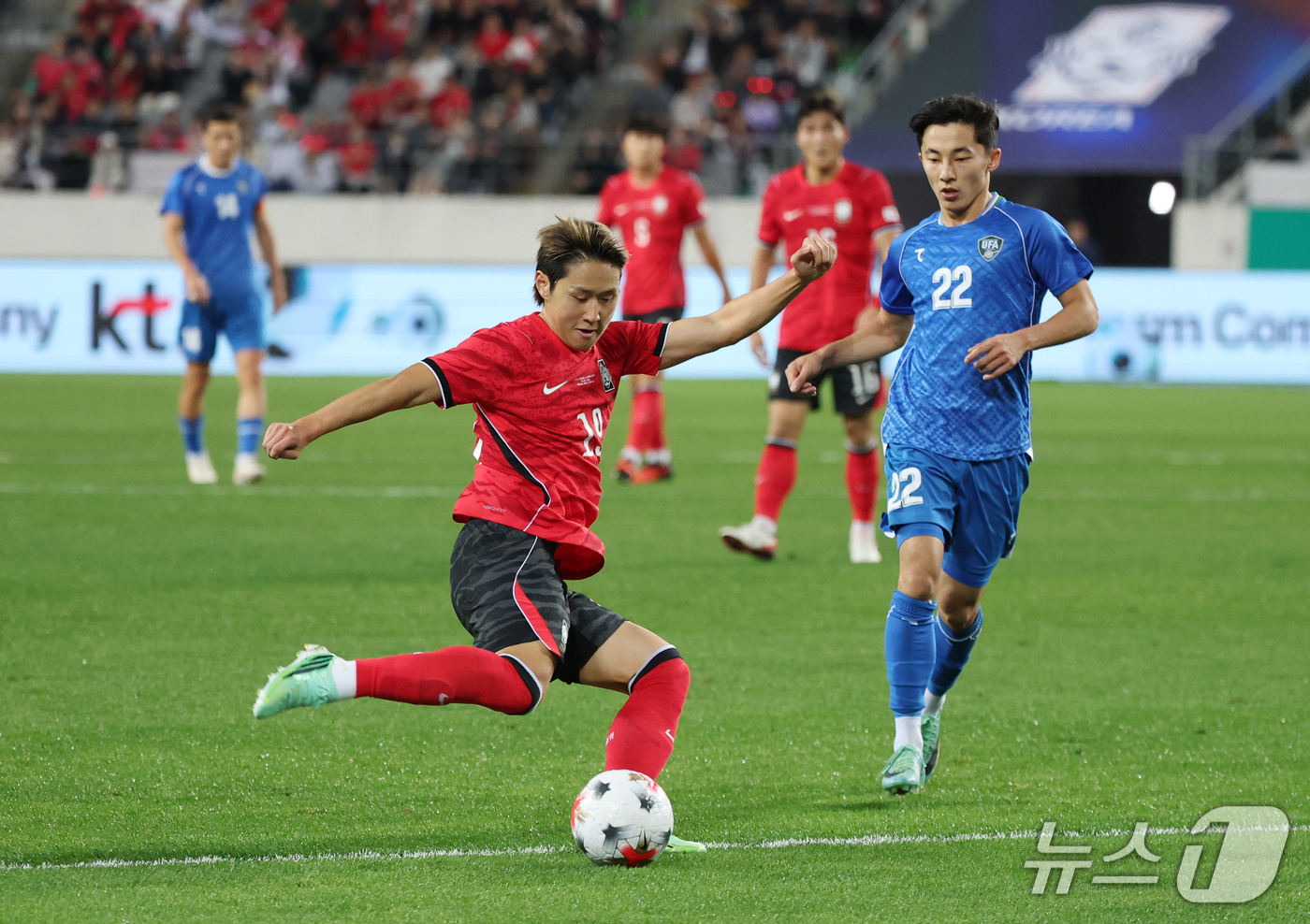 (용인=뉴스1) 김영운 기자 = 6일 경기 용인시 처인구 용인미르스타디움에서 열린 축구 국가대표 평가전 대한민국과 우즈베키스탄의 경기, 이강인이 패스를 하고 있다. 2026.10. …