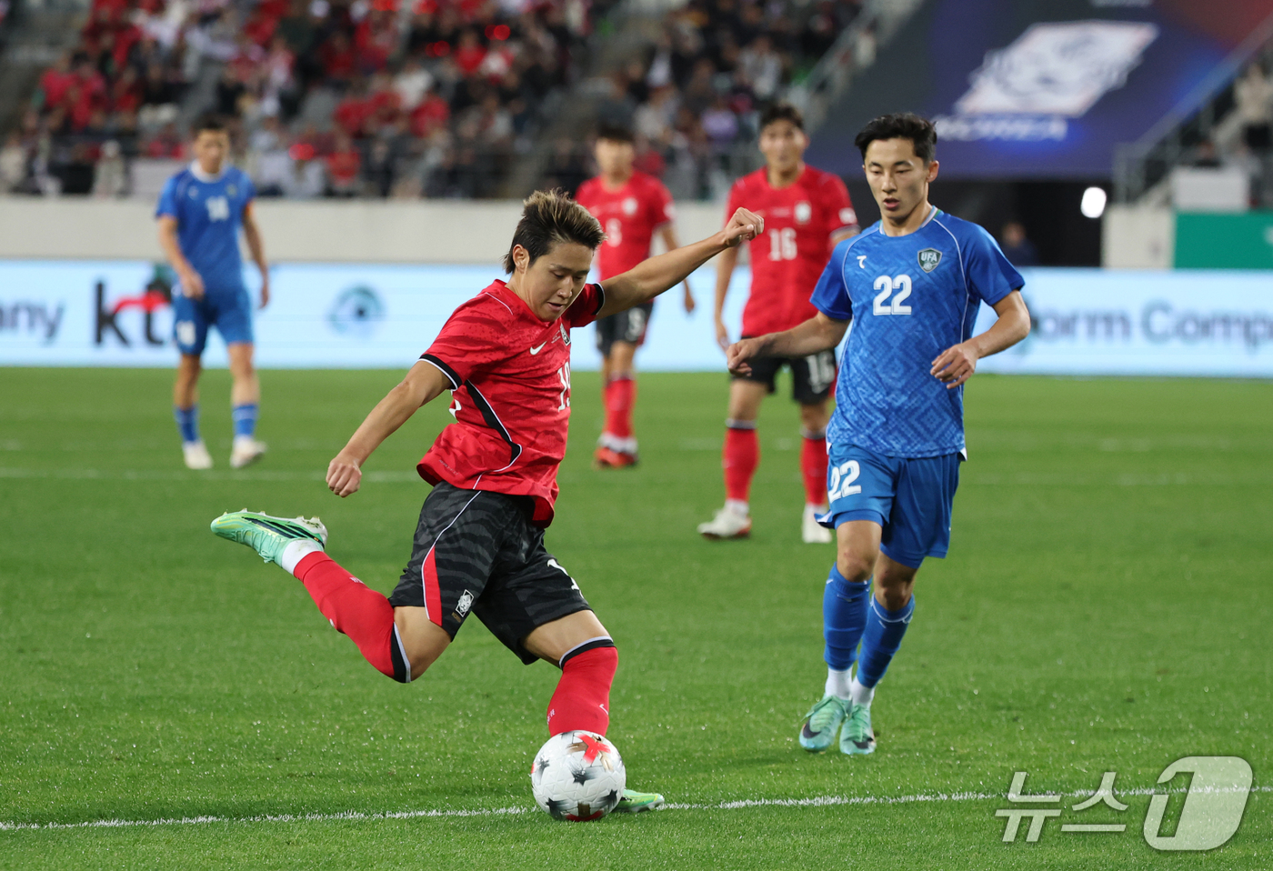 (용인=뉴스1) 김영운 기자 = 6일 경기 용인시 처인구 용인미르스타디움에서 열린 축구 국가대표 평가전 대한민국과 우즈베키스탄의 경기, 이강인이 패스를 하고 있다. 2026.10. …