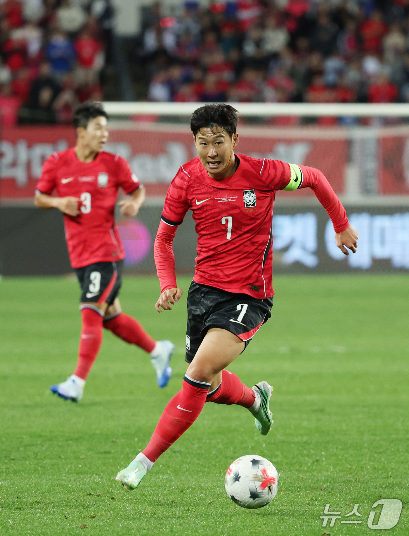 (용인=뉴스1) 김영운 기자 = 6일 경기 용인시 처인구 용인미르스타디움에서 열린 축구 국가대표 평가전 대한민국과 우즈베키스탄의 경기, 손흥민이 돌파하고 있다. 2026.10.6/ …
