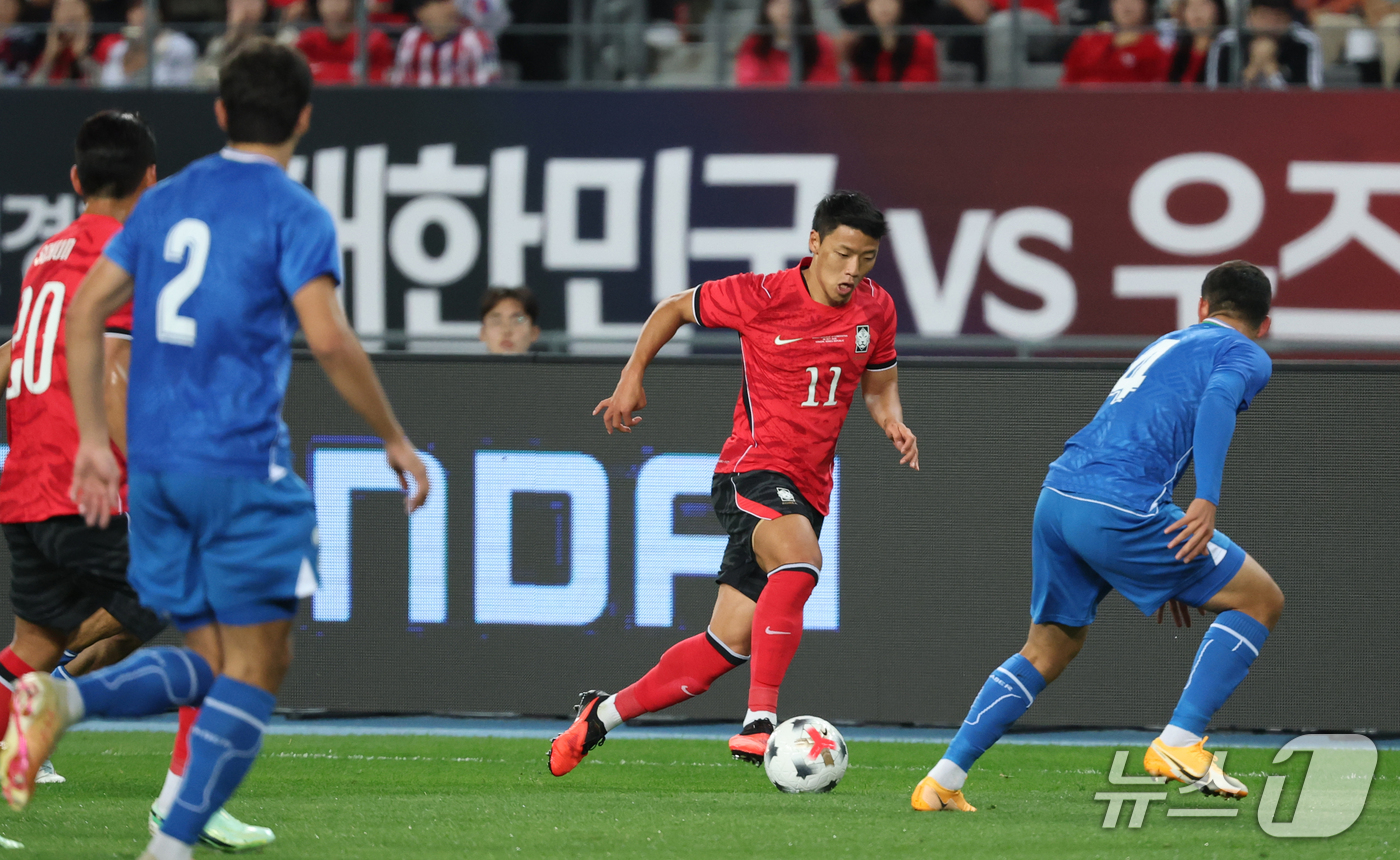 (용인=뉴스1) 김영운 기자 = 6일 경기 용인시 처인구 용인미르스타디움에서 열린 축구 국가대표 평가전 대한민국과 우즈베키스탄의 경기, 황희찬이 돌파하고 있다. 2026.10.6/ …