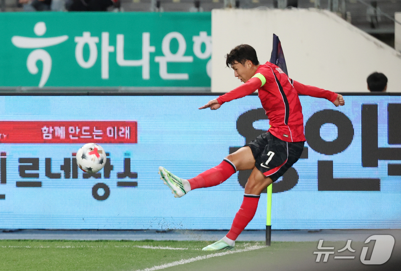(용인=뉴스1) 김영운 기자 = 6일 경기 용인시 처인구 용인미르스타디움에서 열린 축구 국가대표 평가전 대한민국과 우즈베키스탄의 경기, 손흥민이 프리킥을 차고 있다. 2026.10 …