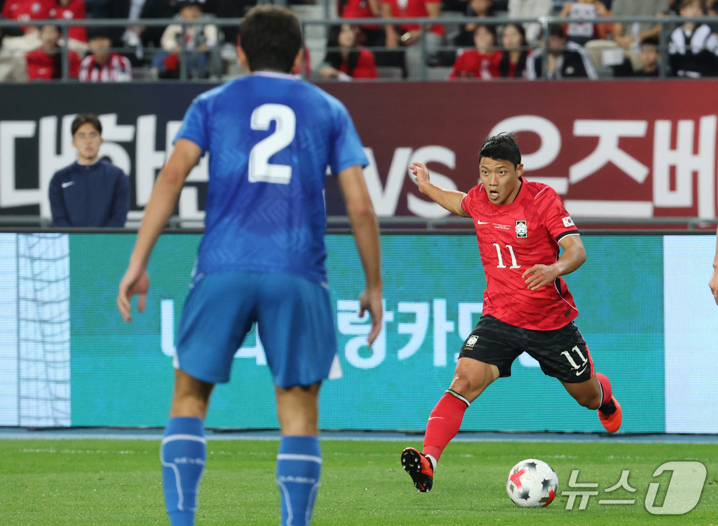 (용인=뉴스1) 김영운 기자 = 6일 경기 용인시 처인구 용인미르스타디움에서 열린 축구 국가대표 평가전 대한민국과 우즈베키스탄의 경기, 황희찬이 돌파하고 있다. 2026.10.6/ …