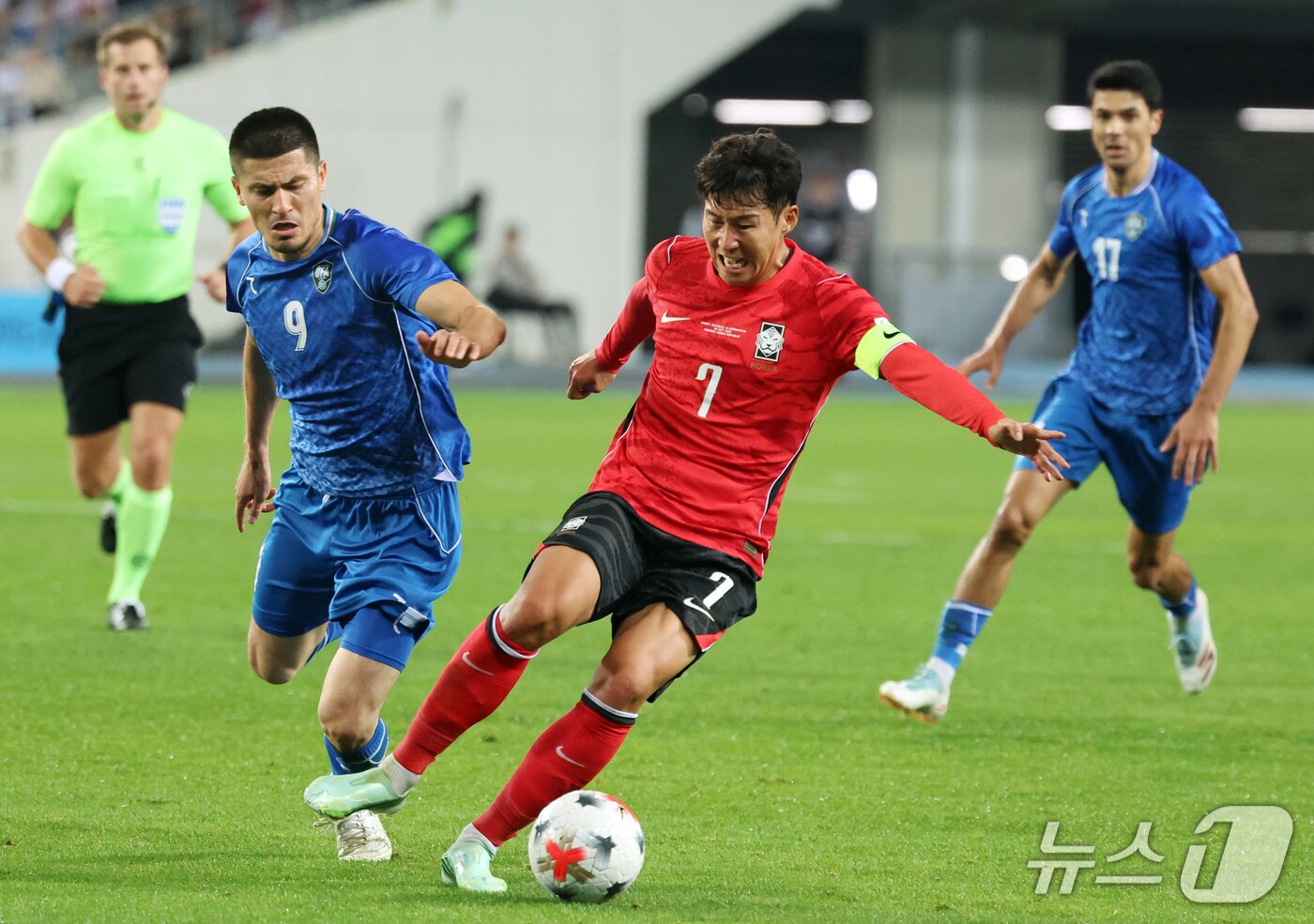 본문 이미지 - 6일 오후 경기도 용인시 미르스타디움에서 열린 하나은행 초청 축구국가대표팀 친선경기 한국과 우즈베키스탄의 경기에서 손흥민이 드리블을 하고 있다. 2026.10.6 ⓒ 뉴스1 김명섭 기자