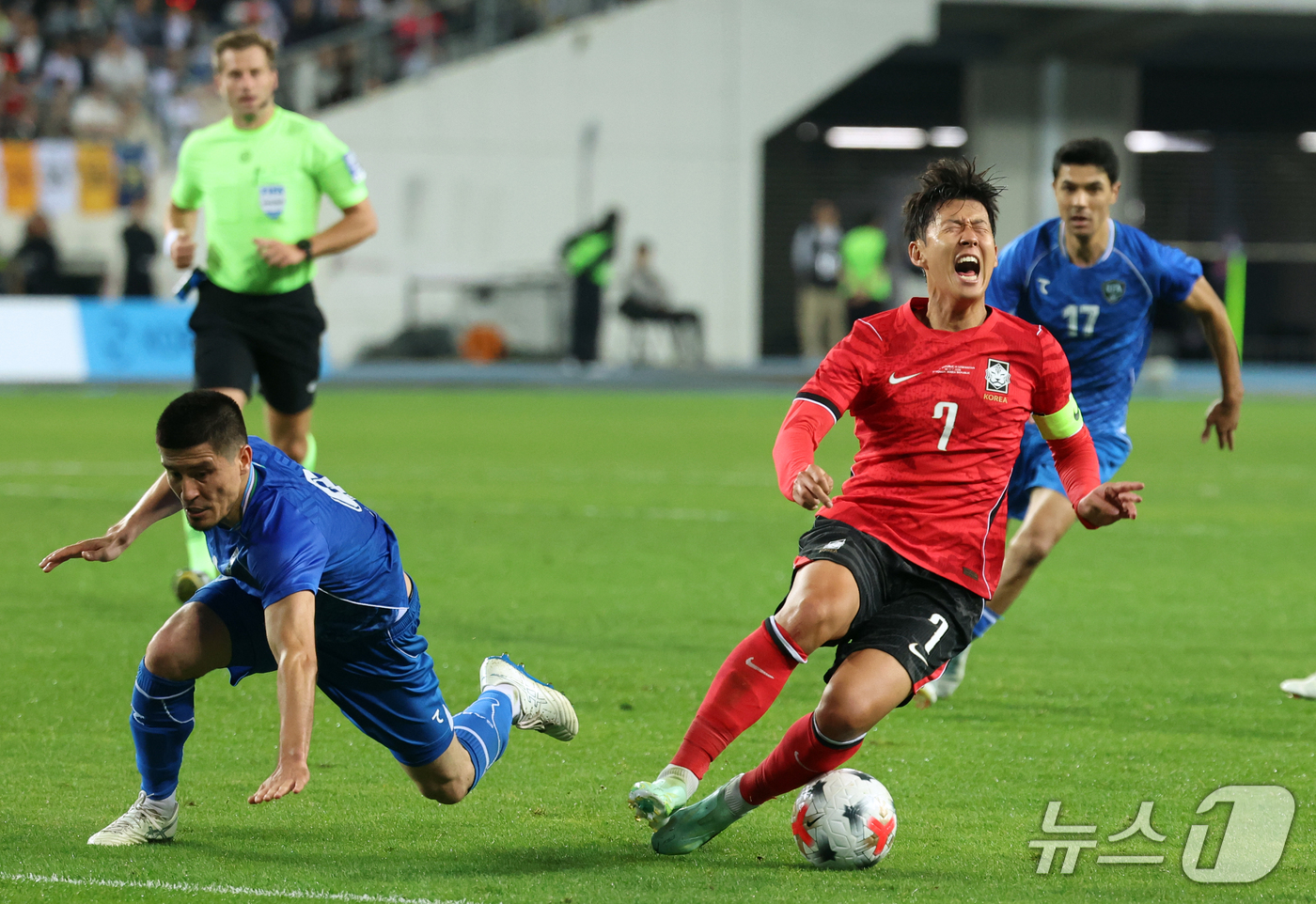 (용인=뉴스1) 김명섭 기자 = 6일 오후 경기도 용인시 미르스타디움에서 열린 하나은행 초청 축구국가대표팀 친선경기 한국과 우즈베키스탄의 경기에서 손흥민이 드리블을 하고 있다. 2 …