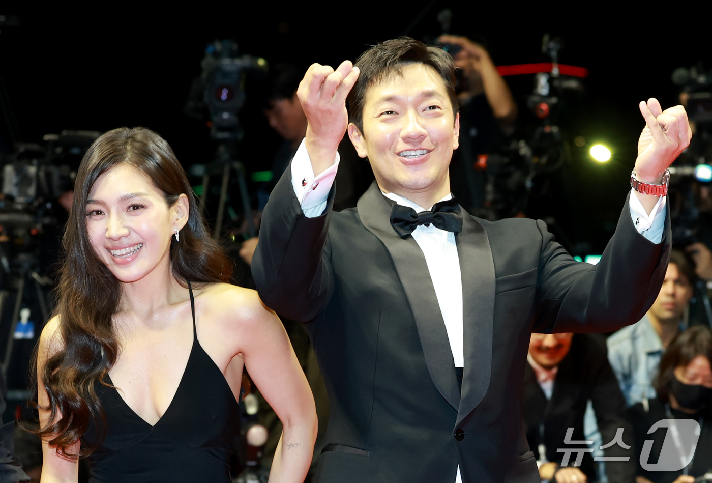 (부산=뉴스1) 권현진 기자 = 배우 최희서와 손석구(오른쪽)가 6일 오후 부산 해운대구 영화의전당에서 열린 ‘제31회 부산국제영화제’(BIFF) 개막식에 참석해 레드카펫을 밟고 …