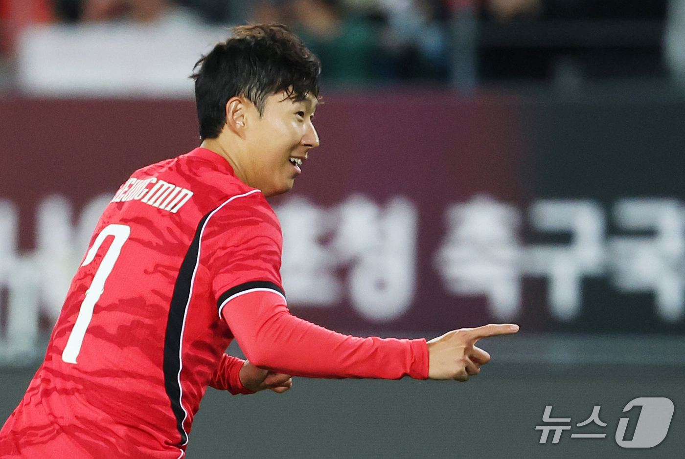 (용인=뉴스1) 김영운 기자 = 6일 경기 용인시 처인구 용인미르스타디움에서 열린 축구 국가대표 평가전 대한민국과 우즈베키스탄의 경기, 손흥민이 전반 5분 프리킥 득점을 성공시킨 …